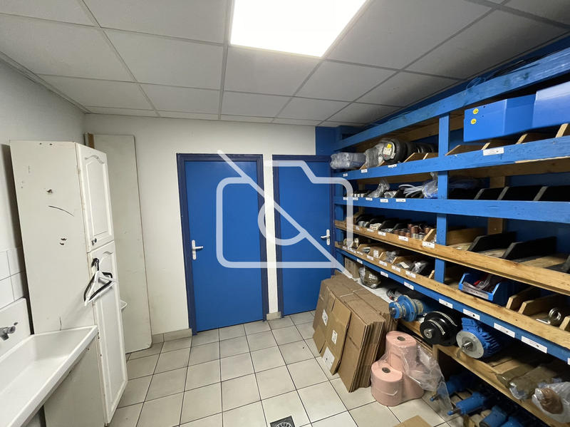 Entrepôt - 827 m²