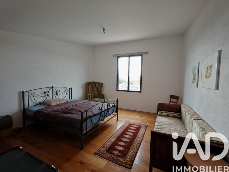 Maison - 1 200 m² - 37 pièces