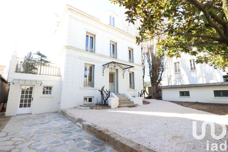 Maison - 235 m² - 8 pièces