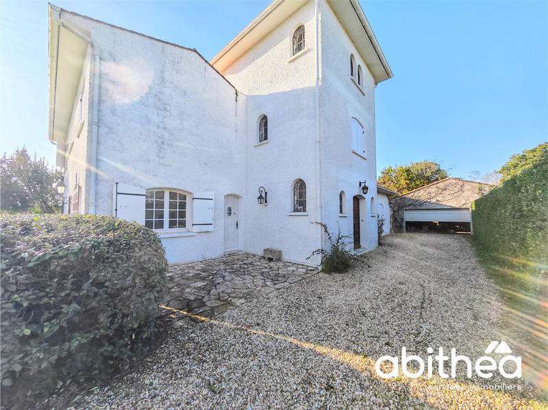 Maison - 250 m² - 11 pièces