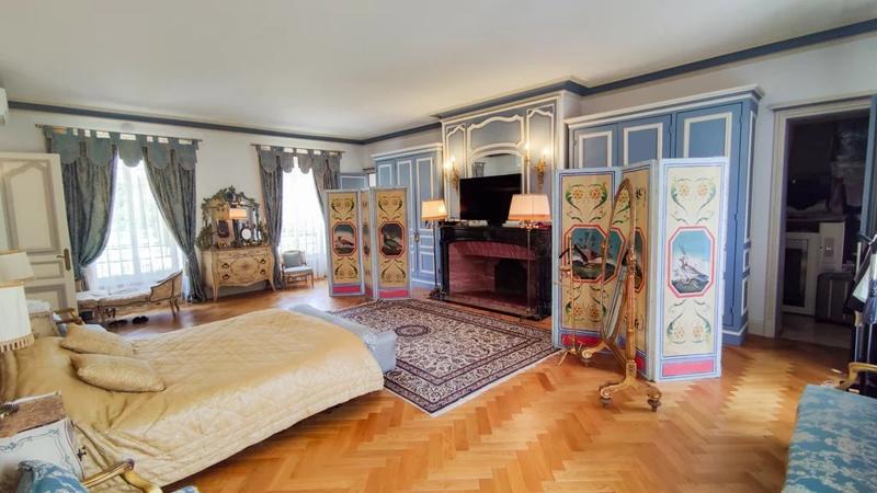 Château - 1 242 m² - 20 pièces