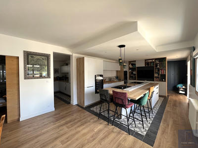 Maison - 260 m² - 9 pièces