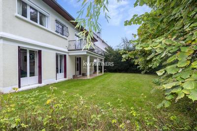 Maison - 142 m² - 9 pièces