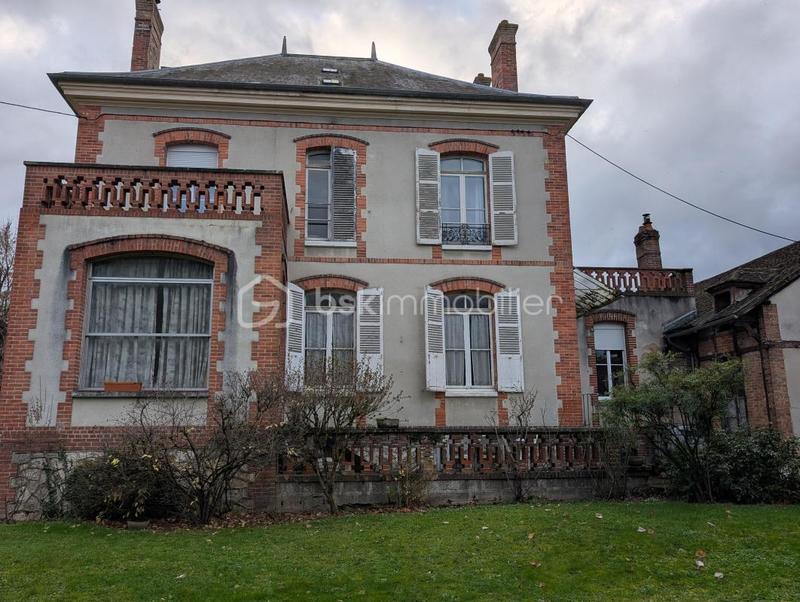 Demeure - 267 m² - 11 pièces