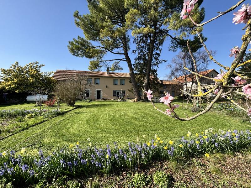 Maison - 254 m² - 8 pièces