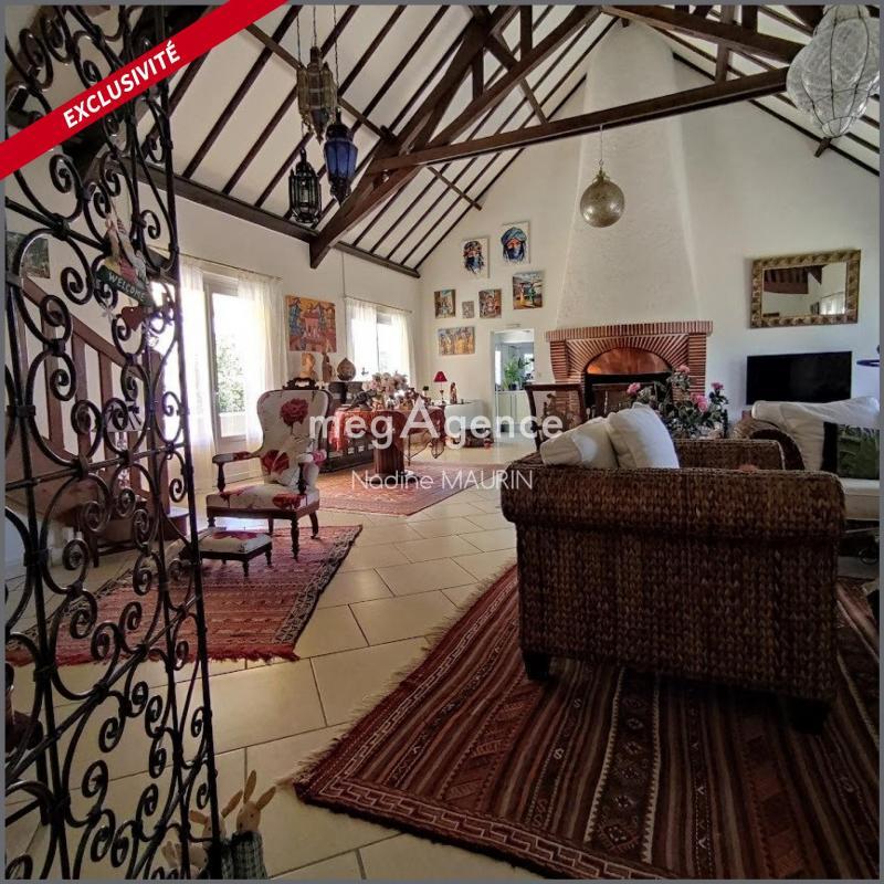 Maison traditionnelle - 271 m² - 8 pièces