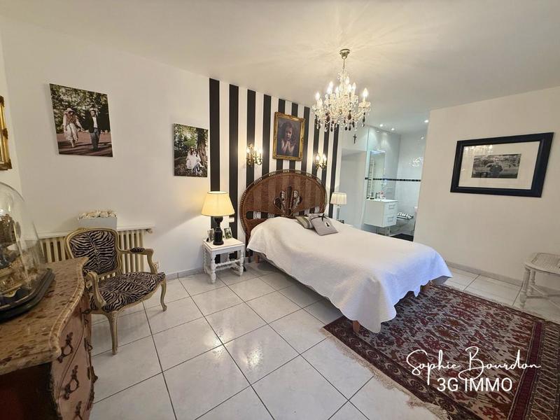 Demeure - 415 m² - 11 pièces