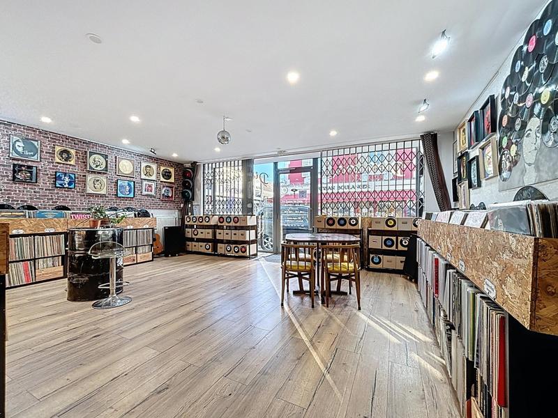 Local commercial - 121 m² - 4 pièces