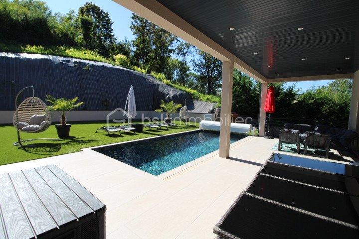 Maison - 243 m² - 7 pièces