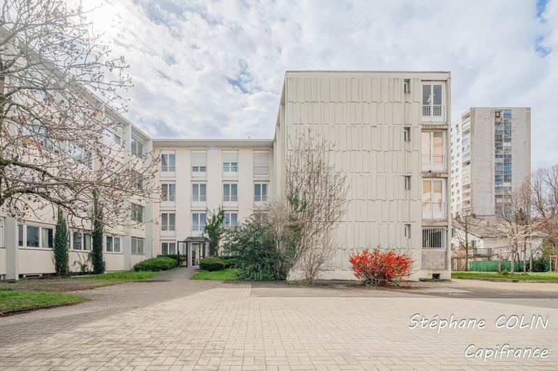 Immeuble - 1 700 m² - 46 pièces