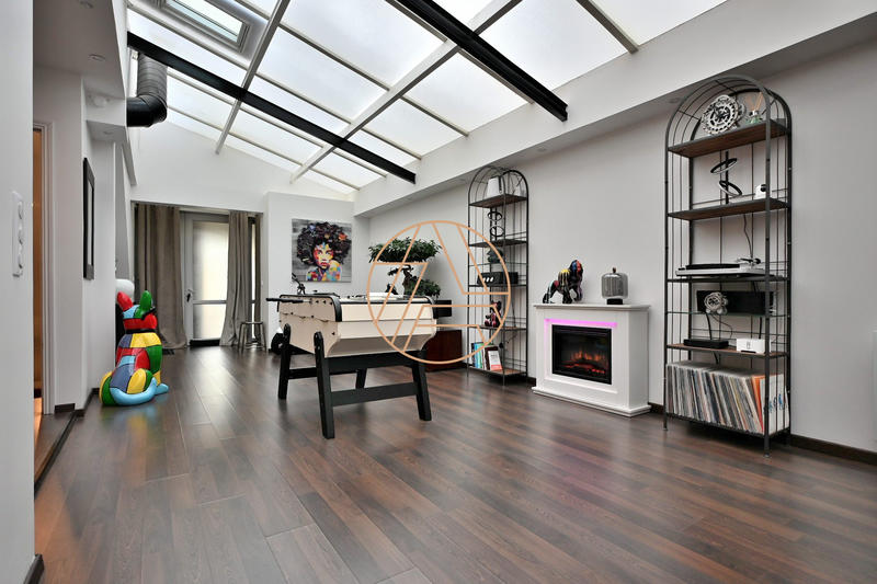 Loft - 202 m² - 8 pièces