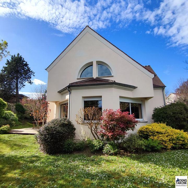 Maison traditionnelle - 186 m² - 9 pièces