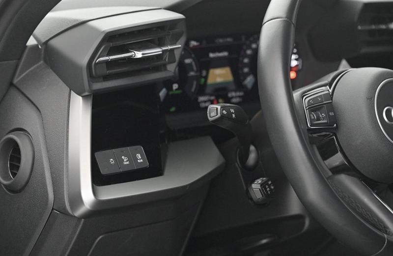 Audi A3 sportback 40 TFSIe 204 s-Line Hybride Rechargeable / Apple Carplay Android Auto Coffre Elec Jantes 18"