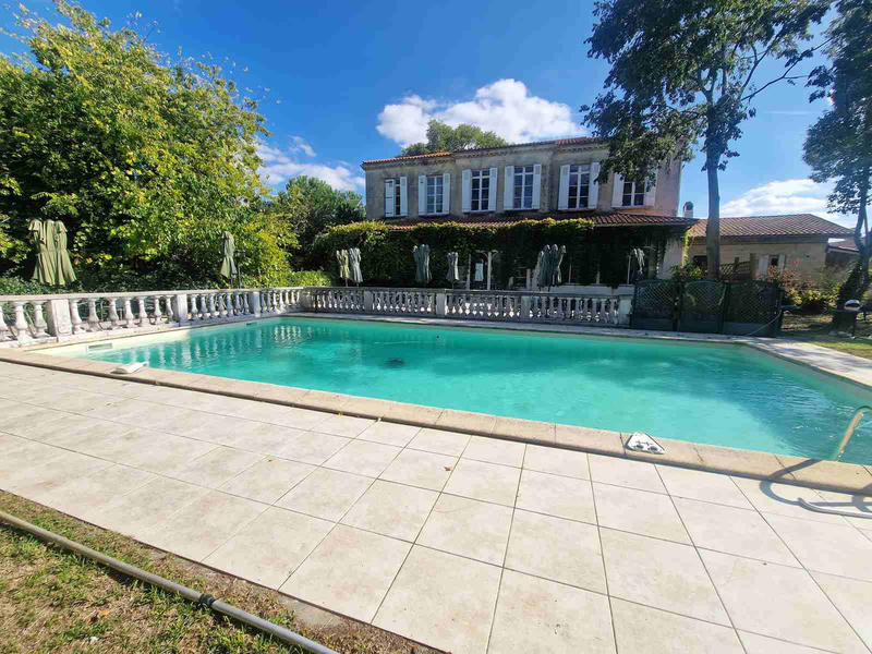 Maison - 354 m² - 10 pièces