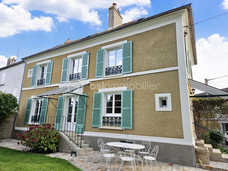 Demeure - 180 m² - 9 pièces