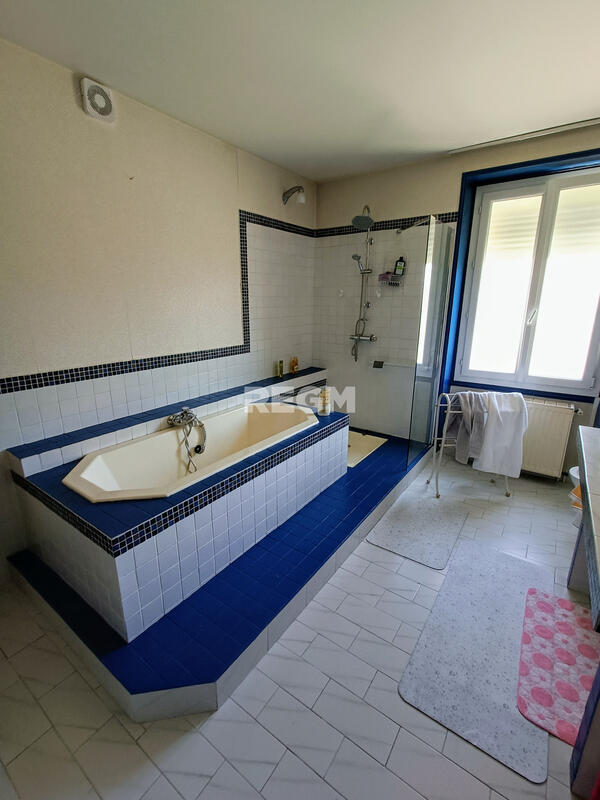 Maison - 231 m² - 9 pièces