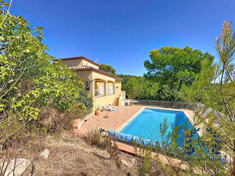 Maison traditionnelle - 180 m² - 7 pièces