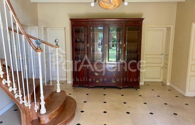 Propriété - 654 m² - 14 pièces