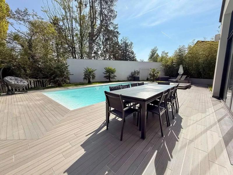 Maison - 334 m² - 11 pièces