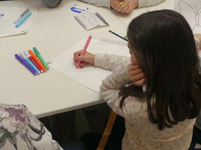 Confection d'un cerf-volant à Terres d'Oiseaux