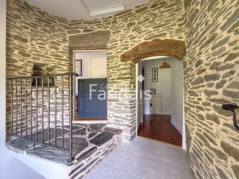 Propriété - 230 m² - 9 pièces