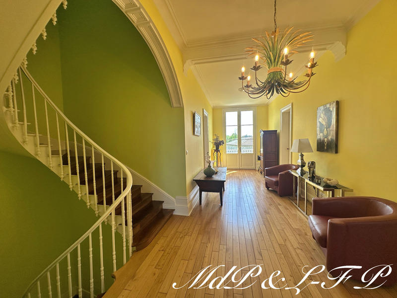 Maison de maîtres - 485 m² - 10 pièces