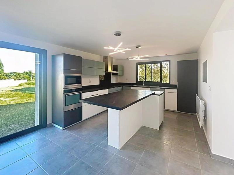 Maison - 240 m² - 6 pièces