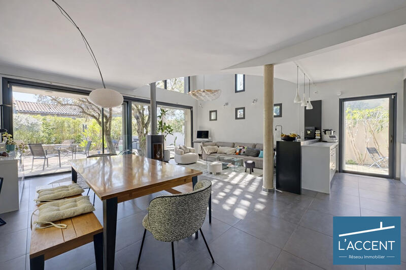 Maison - 185 m² - 7 pièces