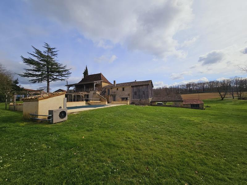 Maison traditionnelle - 287 m² - 9 pièces