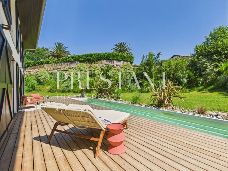 Maison - 310 m² - 11 pièces