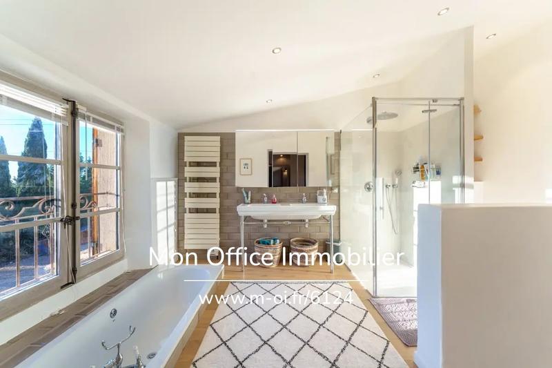 Propriété - 350 m² - 9 pièces