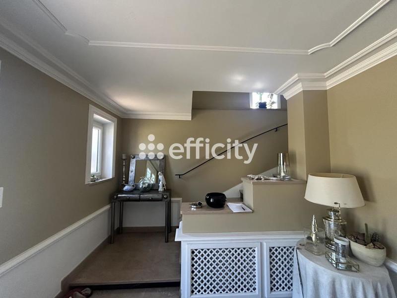 Maison traditionnelle - 270 m² - 9 pièces