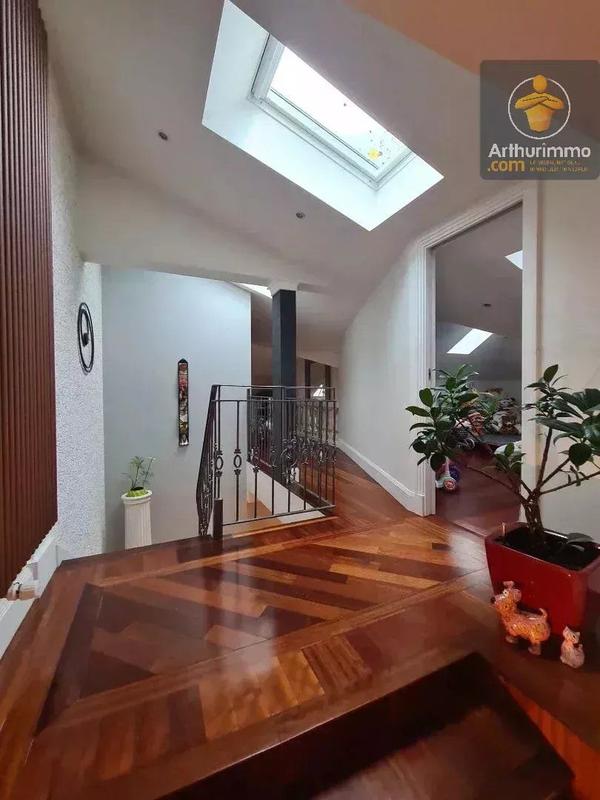 Maison - 230 m² - 7 pièces