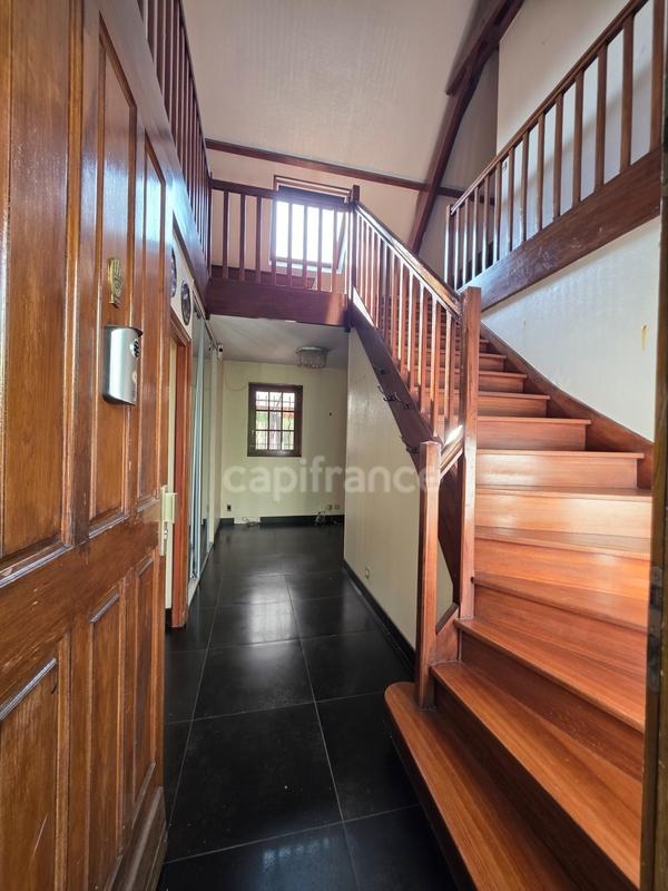 Maison - 220 m² - 8 pièces