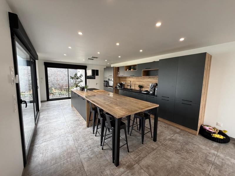 Maison - 237 m² - 8 pièces