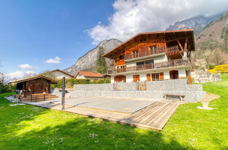 Châlet - 260 m² - 9 pièces