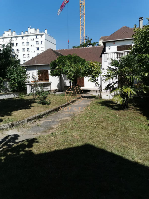 Maison - 230 m² - 8 pièces