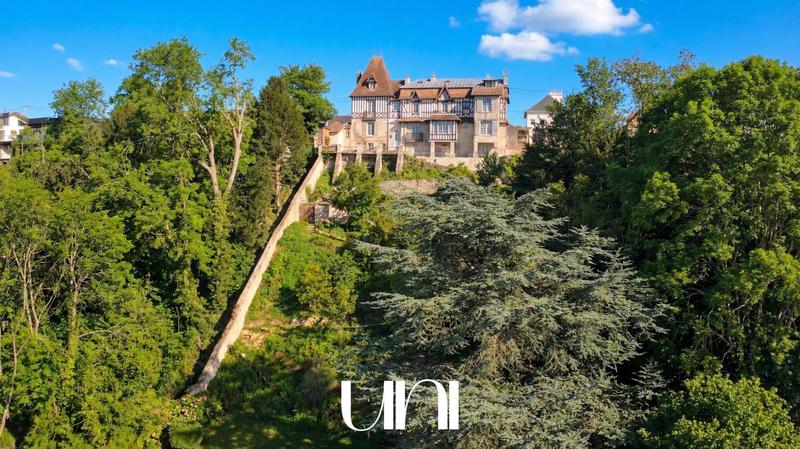 Maison - 280 m² - 9 pièces