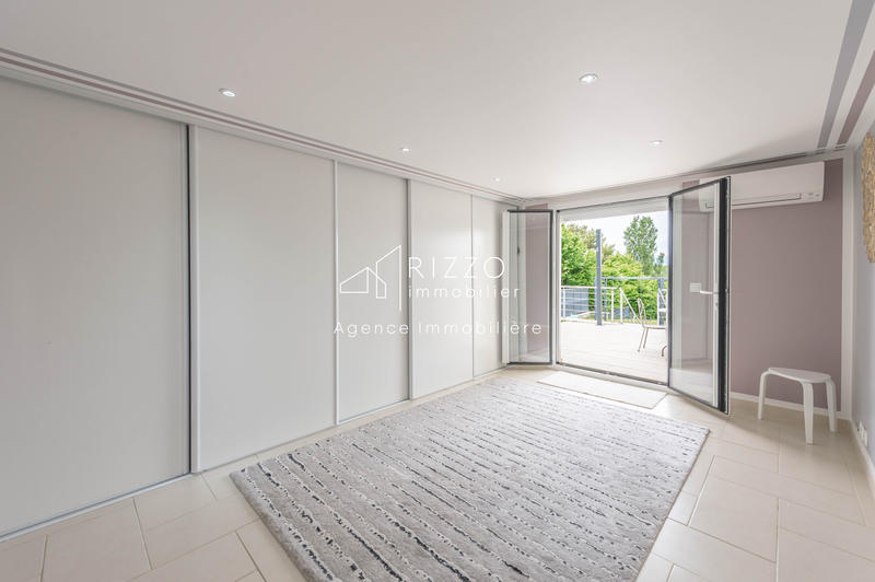 Maison - 242 m² - 8 pièces