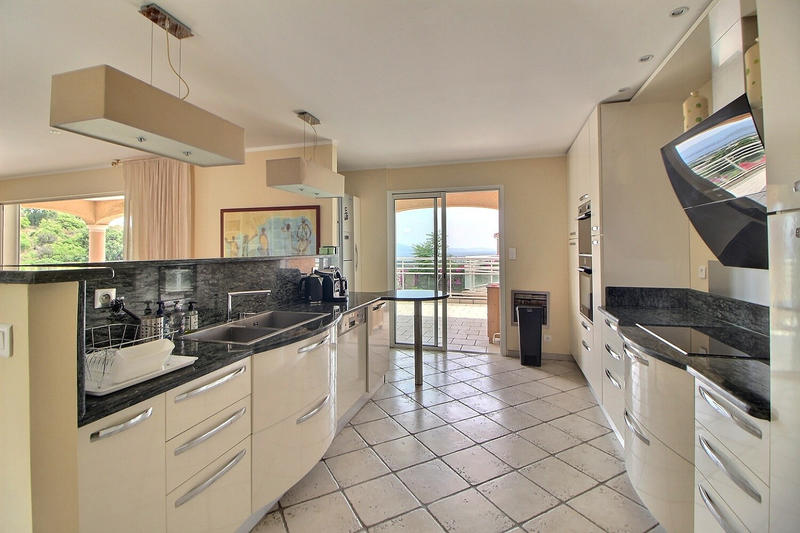 Appartement - 220 m² - 5 pièces