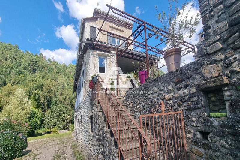 Propriété - 220 m² - 9 pièces