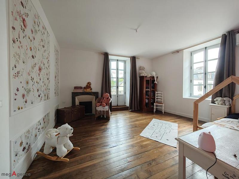 Maison - 225 m² - 9 pièces