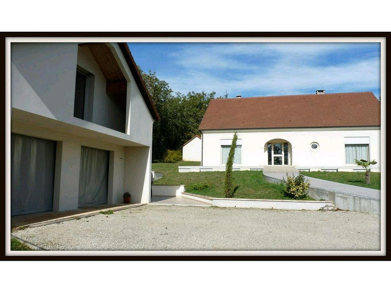 Maison - 240 m² - 6 pièces