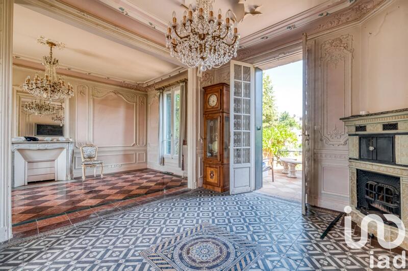 Maison - 240 m² - 8 pièces