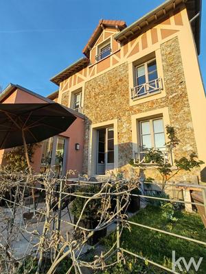 Maison - 220 m² - 8 pièces