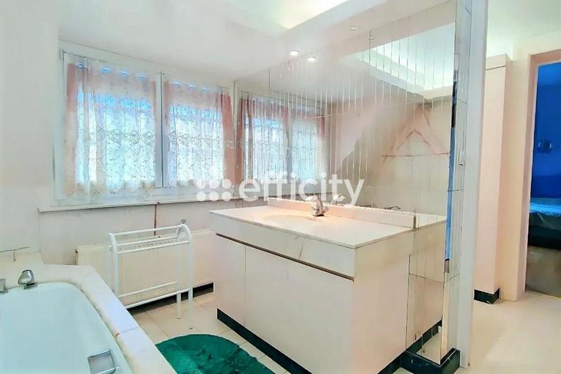 Propriété - 255 m² - 10 pièces