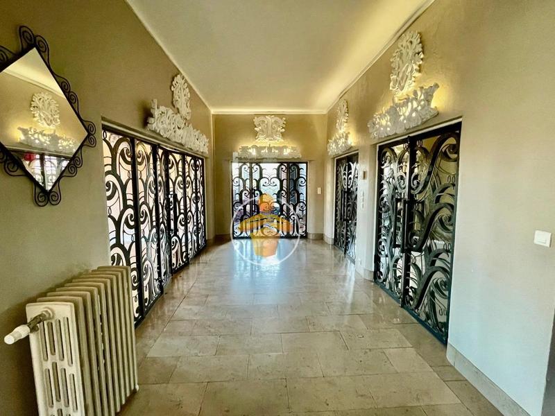 Maison - 300 m² - 10 pièces