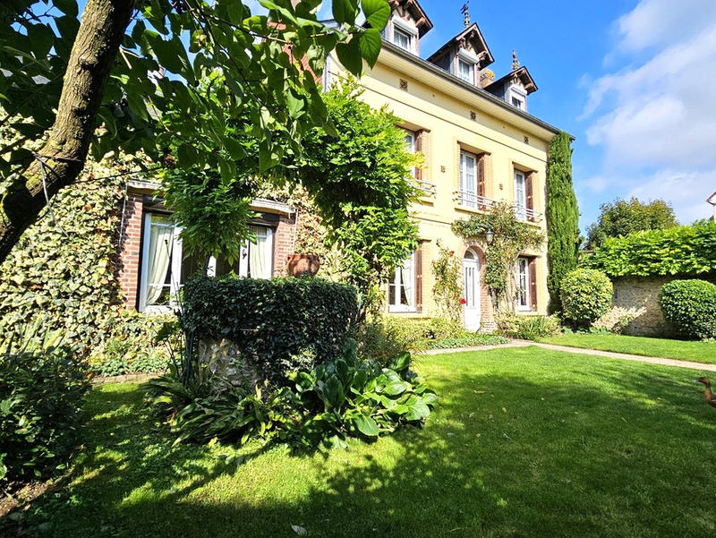 Maison - 207 m² - 9 pièces