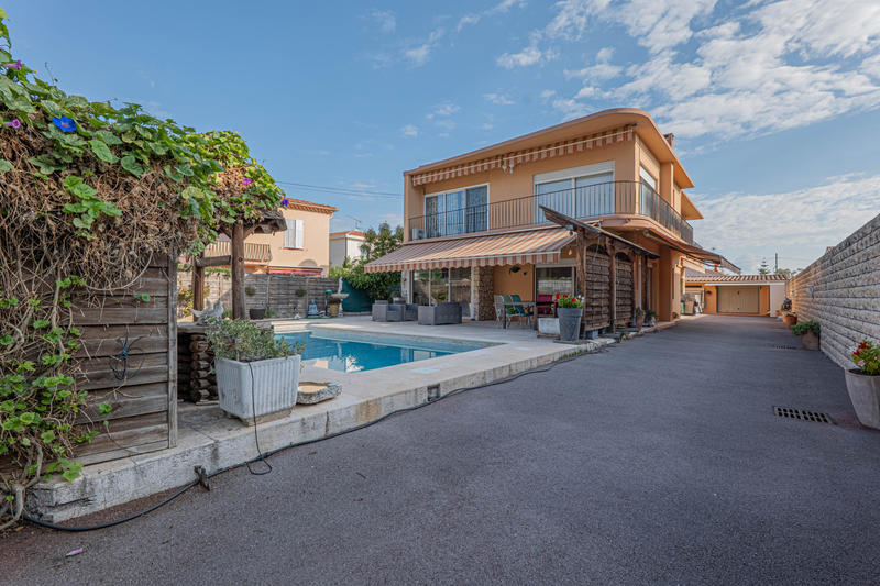 Maison - 237 m² - 8 pièces