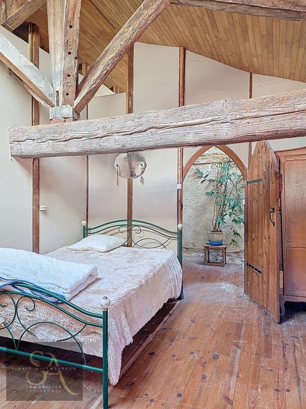 Maison - 214 m² - 9 pièces